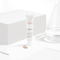 Eau Thermale Avène Hydrance BB Light Crema Idratante Colorata Perfezionatrice SPF30 Uniforma e Idrata Effetto Glow Pelle Sensibile Disidratata, 40ml