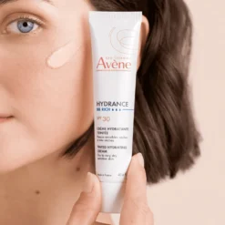 Eau Thermale Avène Hydrance BB Ricca Crema Idratante Colorata Perfezionatrice SPF30 Uniforma e Idrata Effetto Glow Pelle Secca e Molto Secca, 40ml