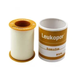 Leukoplast Leukopor - Cerotto ipoallergenico per il fissaggio su pelli sensibili, 5 cm x 5 m