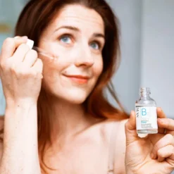 SVR Ampoule B3 Hydra - Siero viso idratante e rimpolpante per la pelle sensibile, 30 ml